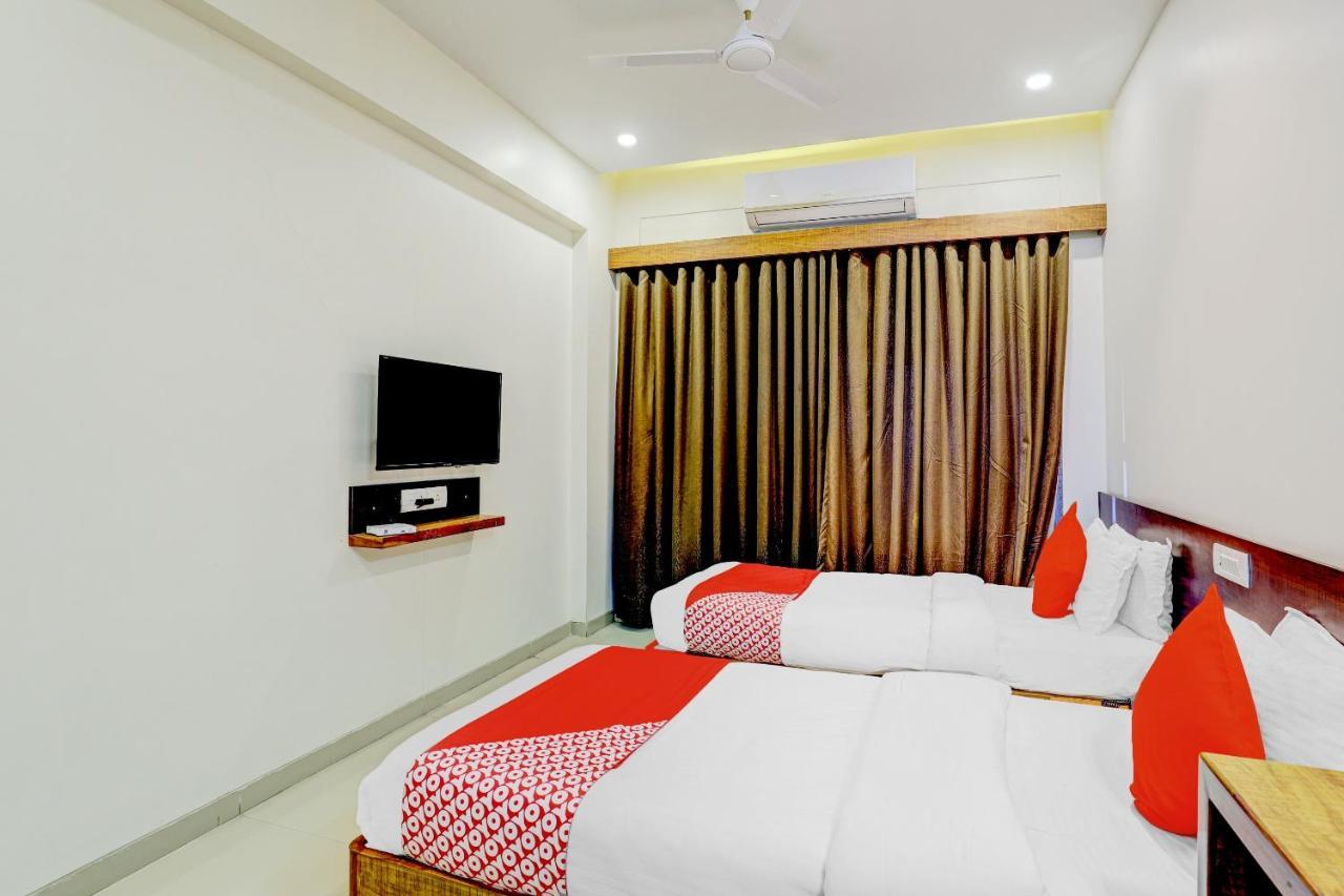 OYO 77491 Hotel Shreenath Valsad Buitenkant foto