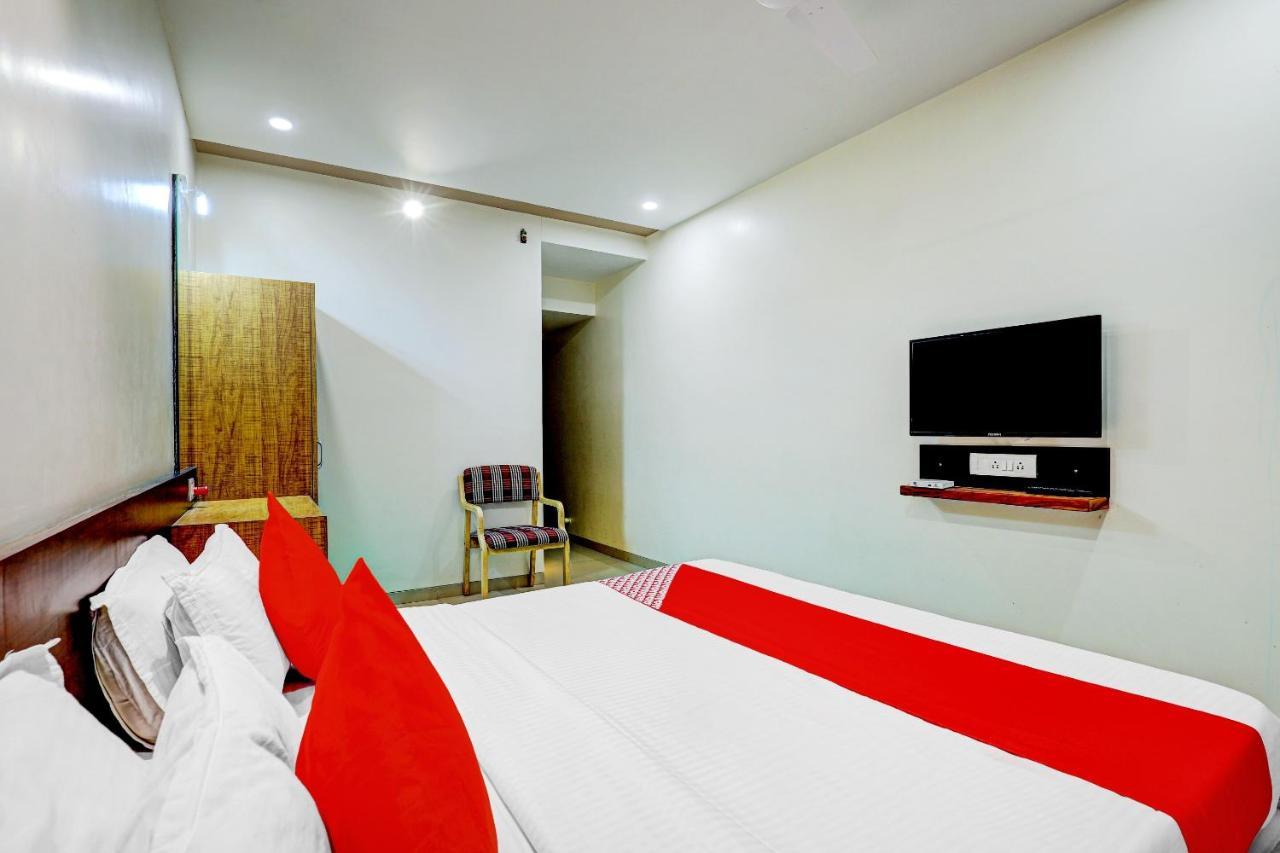 OYO 77491 Hotel Shreenath Valsad Buitenkant foto