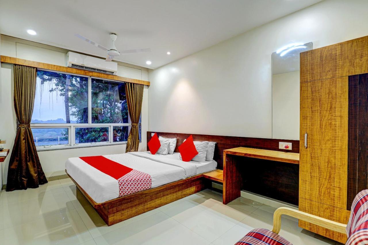 OYO 77491 Hotel Shreenath Valsad Buitenkant foto