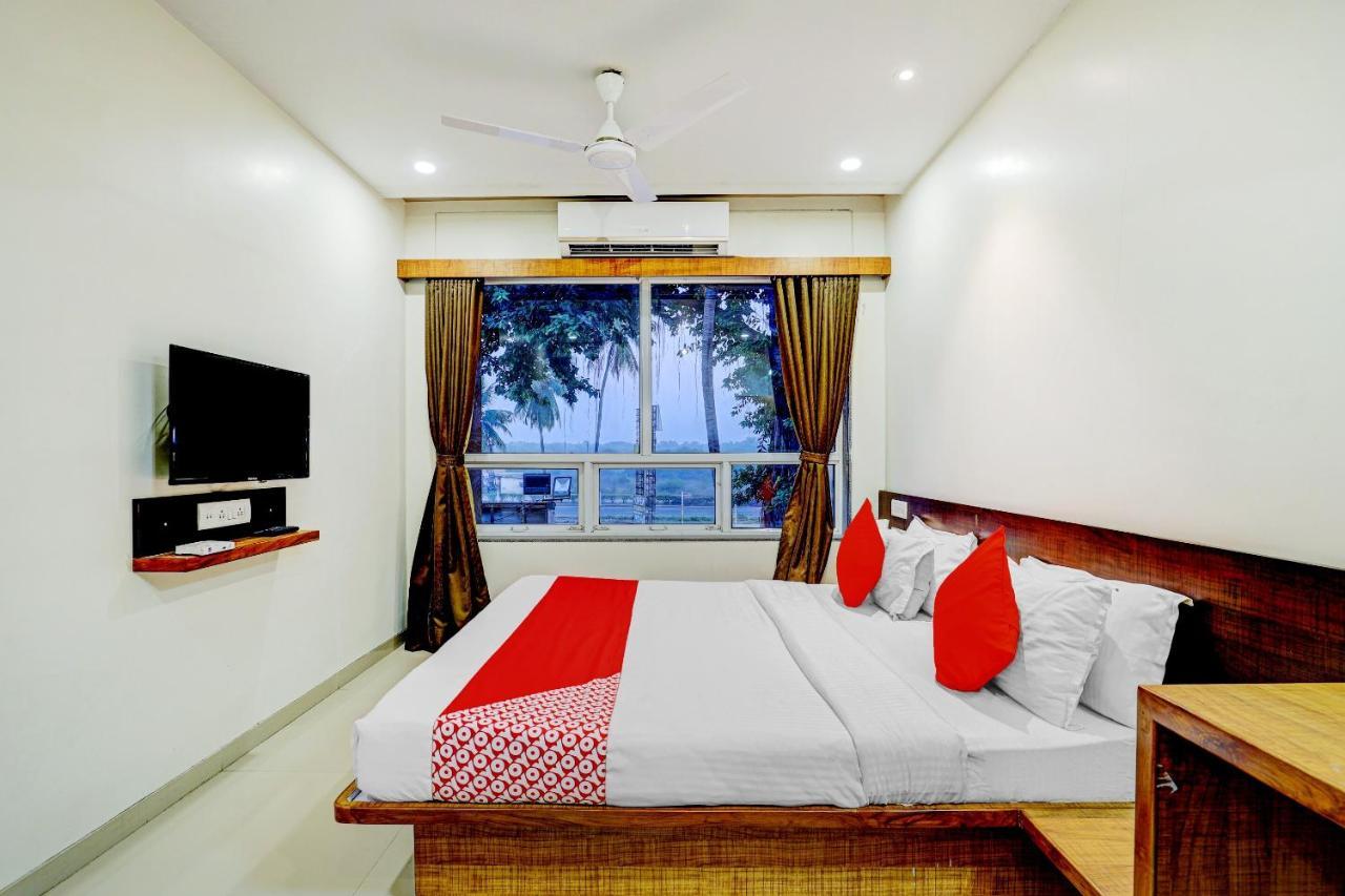 OYO 77491 Hotel Shreenath Valsad Buitenkant foto