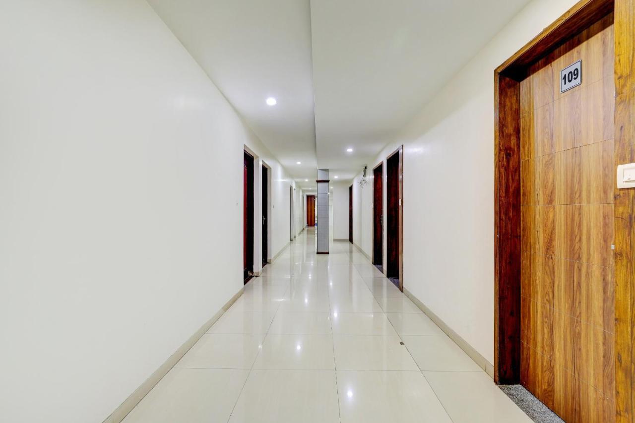 OYO 77491 Hotel Shreenath Valsad Buitenkant foto