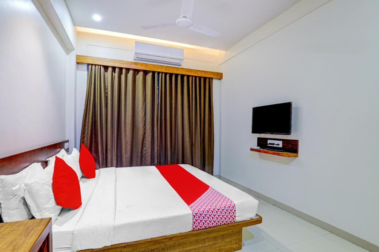 OYO 77491 Hotel Shreenath Valsad Buitenkant foto
